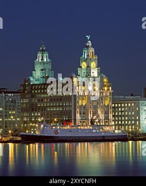 Regno Unito. Inghilterra. Lungomare di Liverpool. Royal Liver Building e altri edifici con nave. Foto Stock