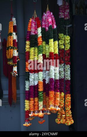 Ghirlande di fiori indù in un negozio Foto Stock