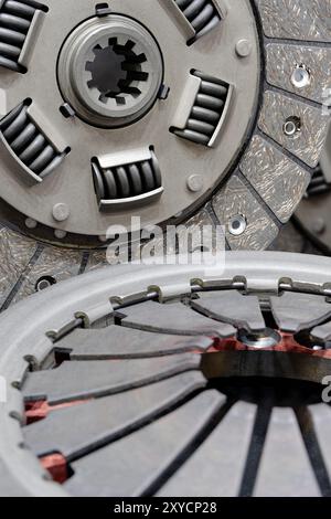 Ricambi auto, kit frizione motore, background industriale Foto Stock