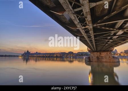 Budapest Ungheria, Sunrise skyline della città presso il Ponte della Catena Foto Stock