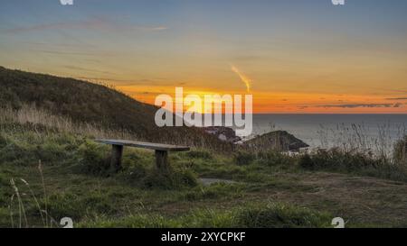 Panca con una vista: guardando da Hillsborough Hill verso Ilfracombe, Devon, Inghilterra, Regno Unito Foto Stock