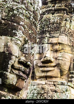 Scultura gigante in pietra del volto sorridente al Tempio Bayon di Siem Reap, Cambogia, Asia Foto Stock