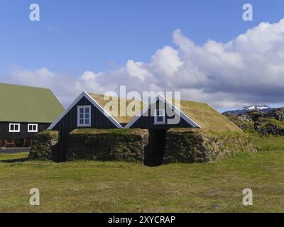 Case in legno con tetti in erba al Museo del Lago Hellissandur in Islanda Foto Stock