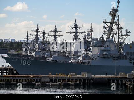 Honolulu, Stati Uniti. 31 luglio 2024. Le navi da guerra della Marina militare sono ormeggiate nel porto navale di Pearl Harbor durante il Rim of the Pacific (RIMPAC, 26.06.) Esercitazione militare condotta dagli Stati Uniti. Credito: Soeren Stache/dpa/Alamy Live News Foto Stock