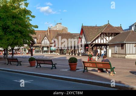 DEAUVILLE, FRANCIA - 1 SETTEMBRE 2019: Questa è la piazza del mercato, costruita con case stilizzate e in legno. Foto Stock