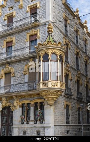 Prestigiosa casa con facciata Art Nouveau e finestra a bovindo sulla Rambla Nova a Tarragona, Spagna, Europa Foto Stock