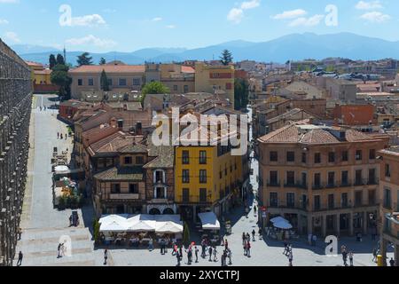 Vivace città vecchia con strade affollate, gente e caffè sullo sfondo di una montagna, Segovia, Castilla y Leon, Leon, Spagna, Europa Foto Stock