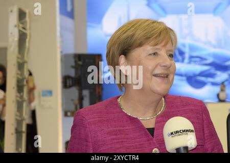 Francoforte, Germania. 14 settembre 2017. Angela Merkel ha visitato lo stand di Kirchhoff durante il suo tour attraverso il 67esimo Salone Internazionale dell'automobile IAA a Frankf Foto Stock