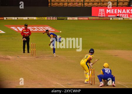 Bowler dei Mangaluru Dragons dopo aver rilasciato la palla durante il match al Maharaja Trophy T20 2024 in M.. Chinnaswamy Stadium, Bangalore, India Foto Stock