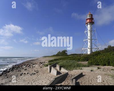 Faro sul Mar Baltico nel Parco Nazionale di Pape, Lettonia, Europa Foto Stock