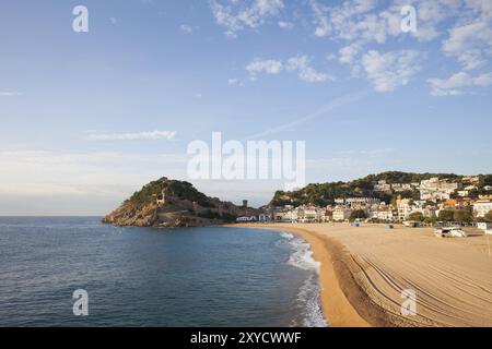 Spiaggia di Tossa de Mar, località di villeggiatura al mare Mediterraneo sulla Costa Brava Catalogna, Europa Foto Stock