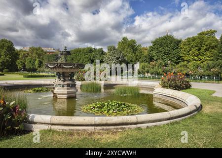 Austria, Vienna, Volksgarten, Giardino del popolo, parco nel centro della città con fontana e piscina, Europa Foto Stock