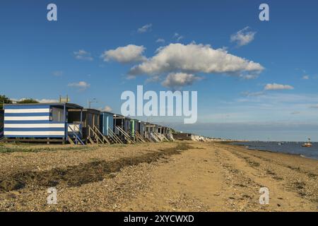 Cabine sulla spiaggia, sulla riva del fiume Tamigi, visto a Southend-on-Sea, Essex, Inghilterra, Regno Unito Foto Stock