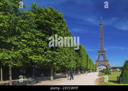 La Torre Eiffel è uno dei monumenti più rappresentativi di Parigi. Il Champ de Mars è un grande parco pubblico di Parigi Foto Stock