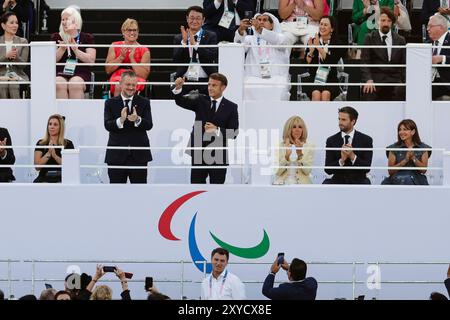 Parigi, Francia. 28 agosto 2024. Andrew Parsons, presidente del Comitato Paralimpico Internazionale (2° da sinistra), e il presidente francese Emmanuel Macron (centro) si trovano in tribuna durante la cerimonia di apertura delle Paralimpiadi a Place de la Concorde. Crediti: Frank Molter/dpa/Alamy Live News Foto Stock