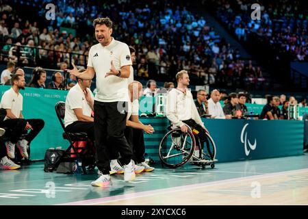 PARIGI, FRANKREICH 29. Agosto - Rollstuhlbasketball Grossbritannien - Deutschland Paris 2024 Paralimpiadi AM 29.08.2024 nella der Bercy Arena di Parigi Frankreich. Michael Engel (Trainer Deutschland) gestikuliert Foto Stock