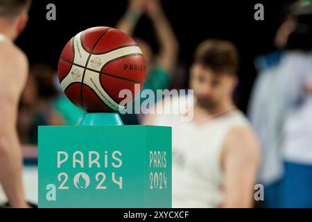 PARIGI, FRANKREICH 29. Agosto - Rollstuhlbasketball Grossbritannien - Deutschland Paris 2024 Paralimpiadi AM 29.08.2024 nella der Bercy Arena di Parigi Frankreich. Der Spielball der Paralympics von Molten Foto Stock