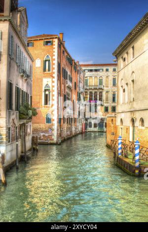 Uno dei tanti piccoli corsi d'acqua di Venezia Foto Stock