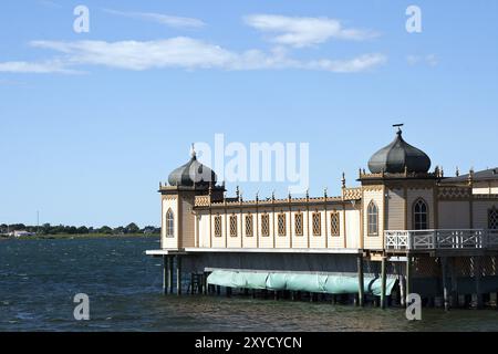 Storico bagno freddo a Varberg, Svezia. Costruito in stile orientale. Stabilimento termale storico a Varberg, Svezia. Lo stile architettonico è influenzato da Foto Stock