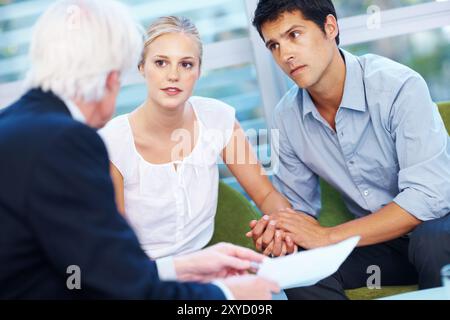 Consulente finanziario, colloquio e coppia in riunione con i documenti per la pianificazione, l'assicurazione e il mutuo. Consulenza, discussione e uomo e donna con Foto Stock