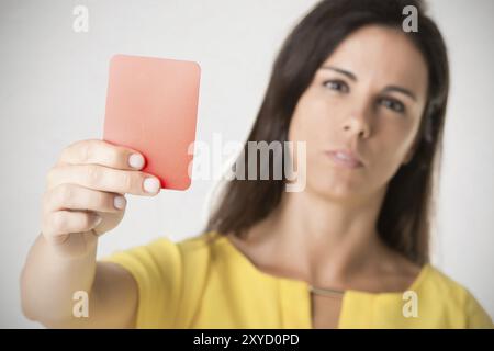 Donna che mostra un cartellino rosso. Concetto di problemi di relazione Foto Stock