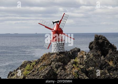 Modello di mulino a vento nel sud dell'isola di Pico, Azzorre, Portogallo, Europa Foto Stock