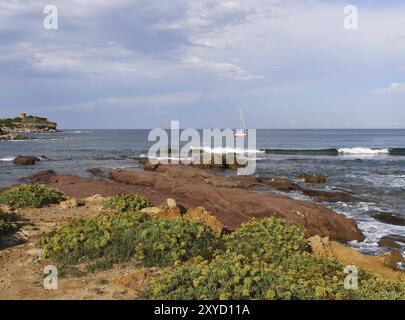 Barca a vela ormeggiata nella splendida baia di Portoferro nel nord-ovest dell'isola mediterranea italiana della Sardegna Foto Stock