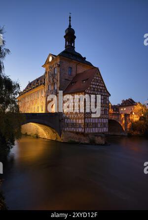 Ripresa notturna, Ponte superiore, Municipio Vecchio, Regnitz, centro storico, ora blu, atmosfera serale, Bamberga, alta Franconia, Baviera, Germania, Europa Foto Stock