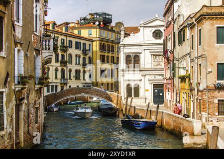 Un corso d'acqua a Venezia, fiancheggiato da una fila colorata di case Foto Stock