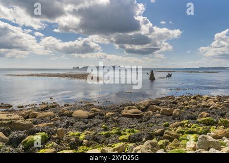 Nuvole sopra il relitto della Minx, Osmington Bay, con l'isola di Portland in background, vicino a Weymouth, Jurassic Coast, Dorset, Regno Unito Foto Stock