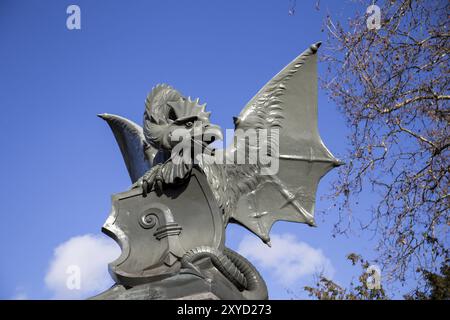 Basilea, Svizzera, 9 febbraio 2014: La statua di Basilisk al ponte di Wettstein, Europa Foto Stock