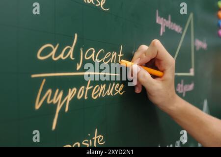 Risoluzione delle equazioni matematiche su Greenboard Foto Stock