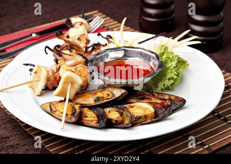 Primo piano di kebab e cozze di pesce Foto Stock