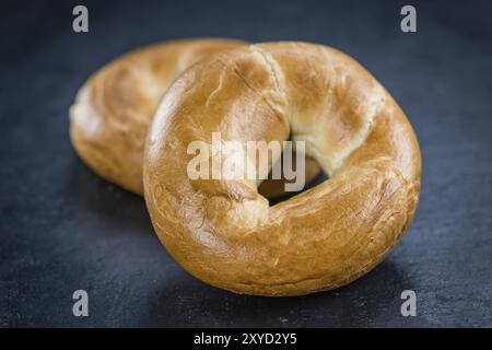 Fatta fresca pianura bagel (messa a fuoco selettiva) su sfondo vintage (close-up shot) Foto Stock