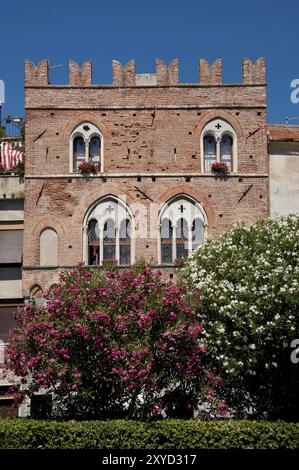 Palazzo medievale nel centro del villaggio di Noli nella riviera ligure di levante Foto Stock