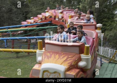 Bishkek, Kirghizistan, 30 settembre 2014: Bambini kirghisi che si divertono in un parco divertimenti, in Asia Foto Stock