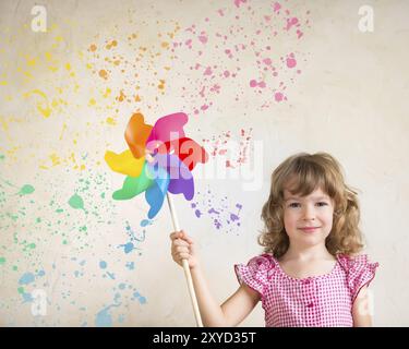 Parete per bambini con tavolozza multicolore. Concetto di ristrutturazione Foto Stock