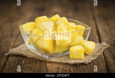 Fatta fresca Ananas (tagliata a fette) su un sfondo vintage come dettagliato di close-up shot Foto Stock