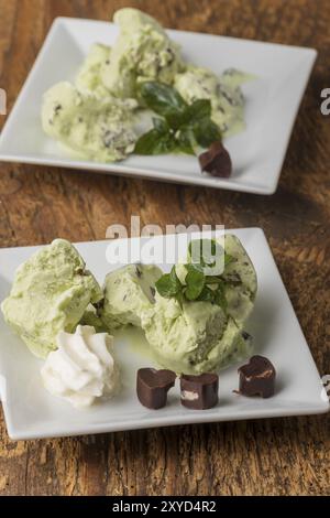 Primo piano del gelato alla menta piperita sui piatti Foto Stock