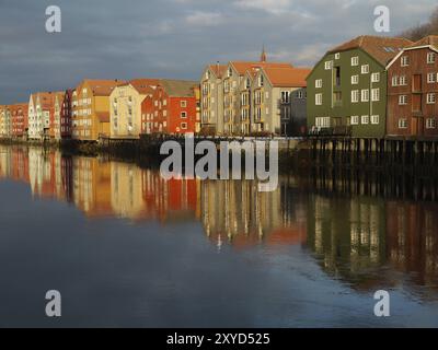 Magazzini sulla Nidelv a Trondheim. Il Nidelva scorre attraverso Trondheim e vecchi magazzini fiancheggiano entrambi i lati del fiume Foto Stock