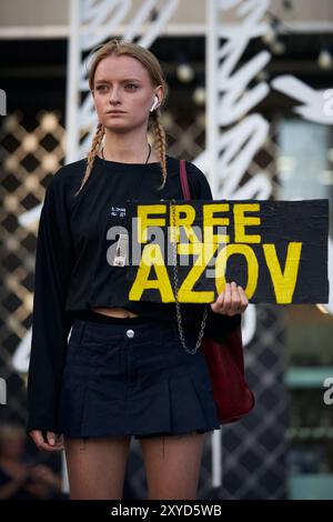Giovane donna Ucraina che manifesta con un segno Azov libero a Kiev - 11 agosto 2024 Foto Stock