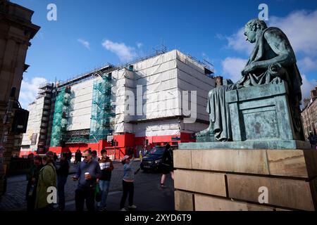 Edimburgo Scozia, Regno Unito 29 agosto 2024. Cantiere all'angolo tra il George IV Bridge e il Royal Mile con l'edificio coperto di impalcatura. c Foto Stock
