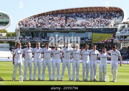 La squadra inglese si è schierata davanti agli inni nazionali durante la partita England Men vs Sri Lanka 2nd Rothesay test Match Day 1 a Lords, Londra, Regno Unito, 29 agosto 2024 (foto di Mark Cosgrove/News Images) in, il 29/8/2024. (Foto di Mark Cosgrove/News Images/Sipa USA) credito: SIPA USA/Alamy Live News Foto Stock