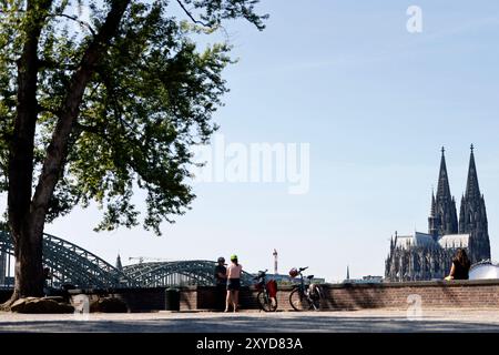 Der Kölner Dom gesehen im Sommer von der rechten Rheinseite Deutz aus. Themenbild, Symbolbild Köln, 27.08.2024 NRW Deutschland *** Cattedrale di Colonia vista in estate dalla riva destra del Reno, immagine a tema Deutz, immagine simbolica Colonia, 27 08 2024 NRW Germania Copyright: XChristophxHardtx Foto Stock