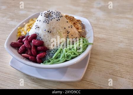 Il primo piano dell'autentico kacang ghiacciato o del ghiaccio rasato con ingredienti come fagioli rossi, cendol e mais dolce è una prelibatezza dolce tradizionale popolare in Malesia Foto Stock