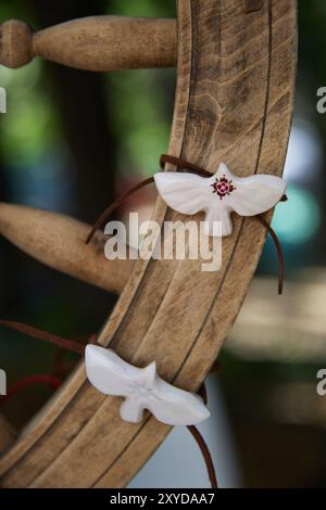 Uccelli in ceramica fatti a mano per la decorazione. Ceramiche ucraine lavorate a mano con colombe bianche di pace. Kiev - 25 agosto 2024 Foto Stock