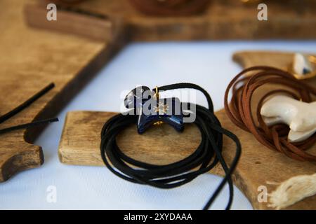 Lampada a sospensione in ceramica realizzata a mano dall'Ucraina. Cavallo fatto a mano sulla collana. Kiev - 25 agosto 2024 Foto Stock