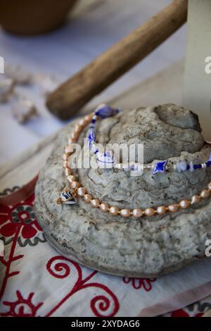 Collana in ceramica realizzata in tradizionale stile ucraino. Accessori moda fatti a mano dall'Ucraina. Kiev - 25 agosto 2024 Foto Stock