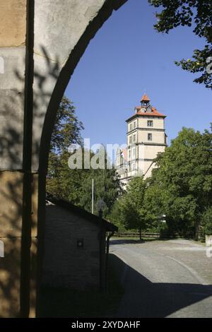 Ammira il castello di Brake nella regione di Lippe attraverso un cancello Foto Stock