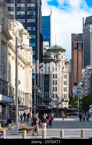 Il sole del pomeriggio di aprile splende sull'ex ufficio postale principale (CPO), ora la stazione ferroviaria di Waitematā, di fronte a piazza Takutai ad Auckland, in nuova Zelanda Foto Stock